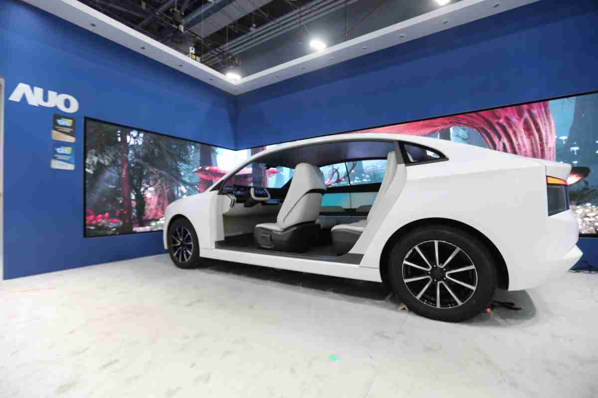 尊时凯龙发表全新Smart Cockpit 2024，，，大秀显示应用成果、、、、及释放Micro LED终极显示技术量能的全新智慧座舱，，，，以营造突破性、、沉浸式的视觉体验，，重新定义智慧座舱，，，满足驾乘人员的全方位感受。。。