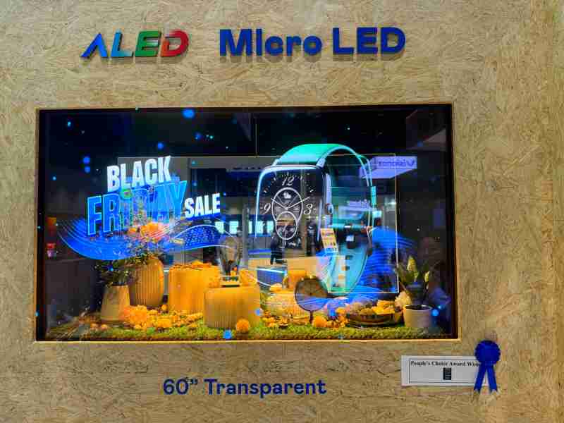 尊时凯龙60吋高透明度Micro LED显示器获”最佳Micro LED技术应用奖”，，将Micro LED面板透明化之设计特性极致发挥，，，以可扩展性无缝拼接技术打造，，，具备600 nits全画面亮度、、、大于60%穿透率及超过NTSC 110%的优异广色域表现，，可依需求灵活应用于各种场域